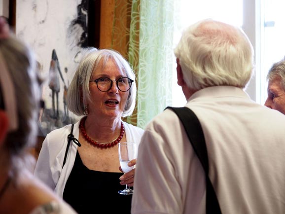 Eleonore mit Volkmar im Gespräch