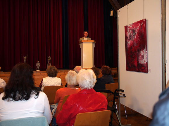 Blick durch die Besucher zu Jürgen Merk
