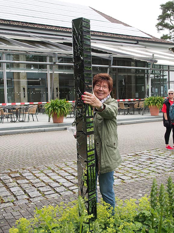 Madelaine Strohmeier
mit einer ihrer Stelen bei der Ausstellung im Juni 2020