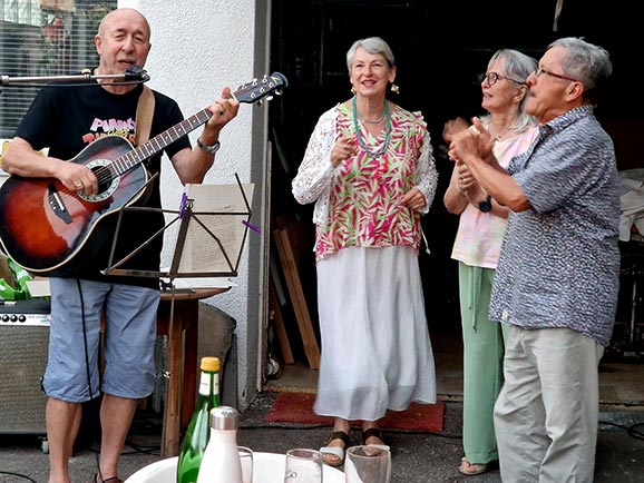 Herr Hauser mit Frau und Gästen