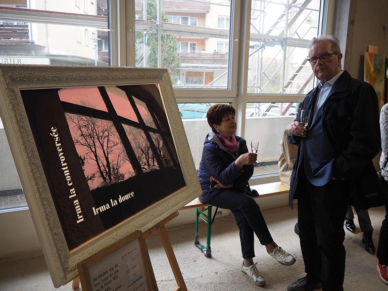 Herr Glunz vor dem Bild von Jürgen 