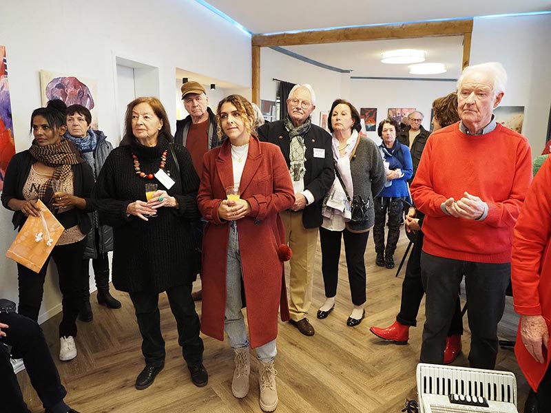 Besucher lauschen der Rede von Doris