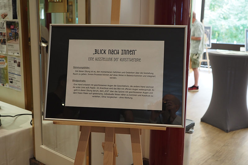 Begrüßungsschild am Eingang zur Ausstellung (Raum der Künste)