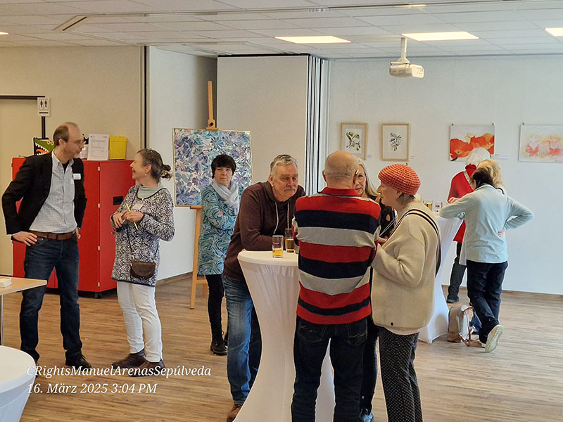  Besucher der Ausstellung im Gespräch