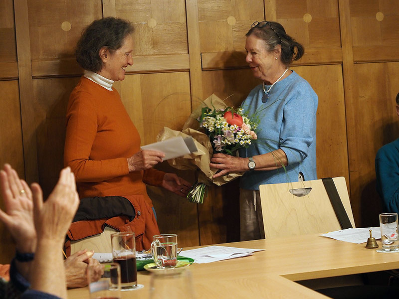 Doris überreicht Adelheid den Blumenstrauß