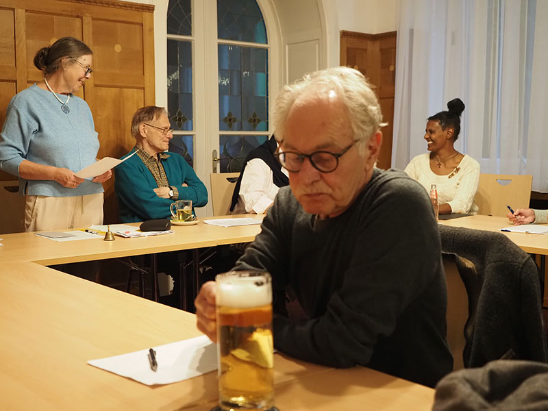 Doris Arenas vor ihrer Eröffnungsrede mit Jürgen Merk im Vordergrund