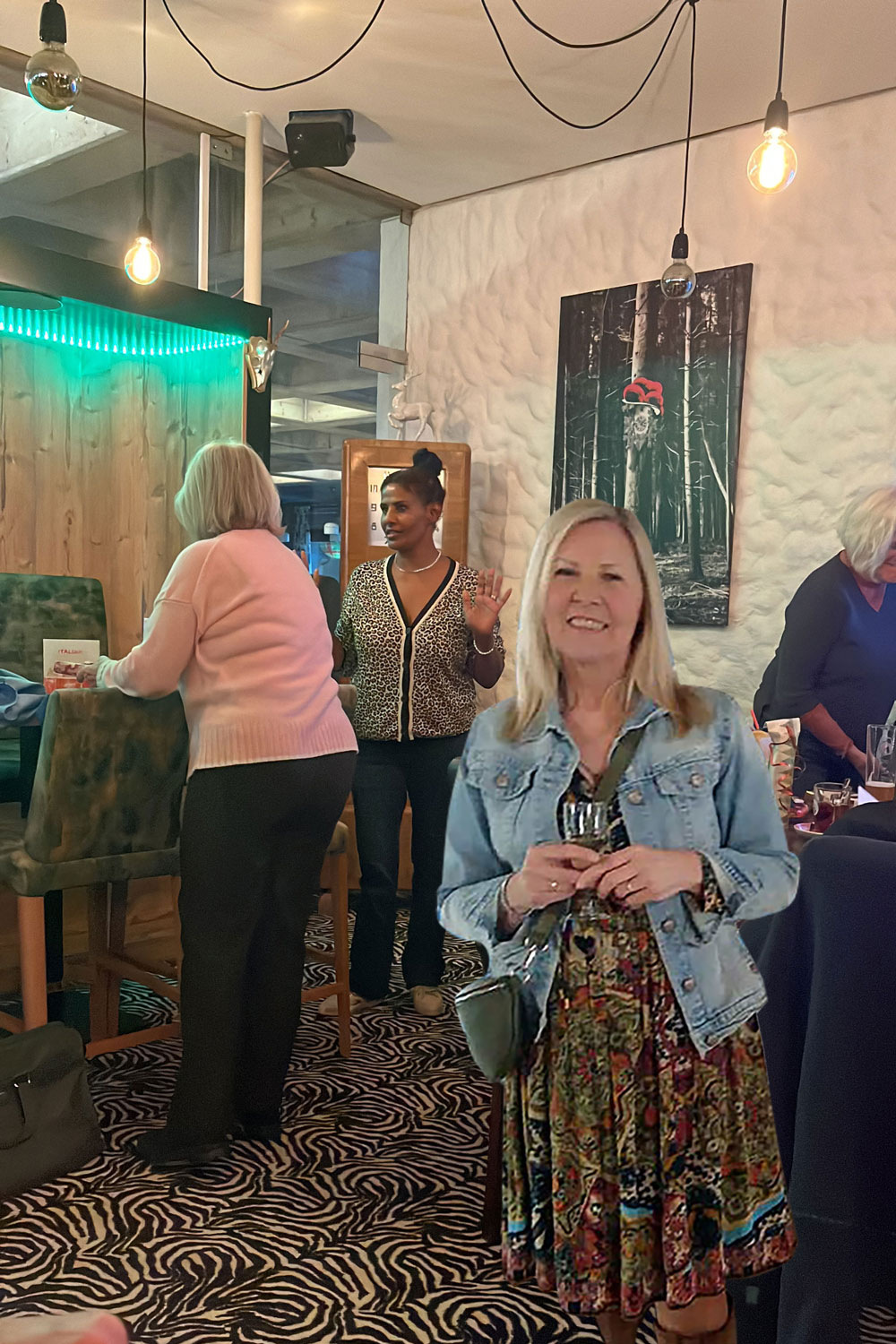 Elke Müller im Vordergrund des Bildes