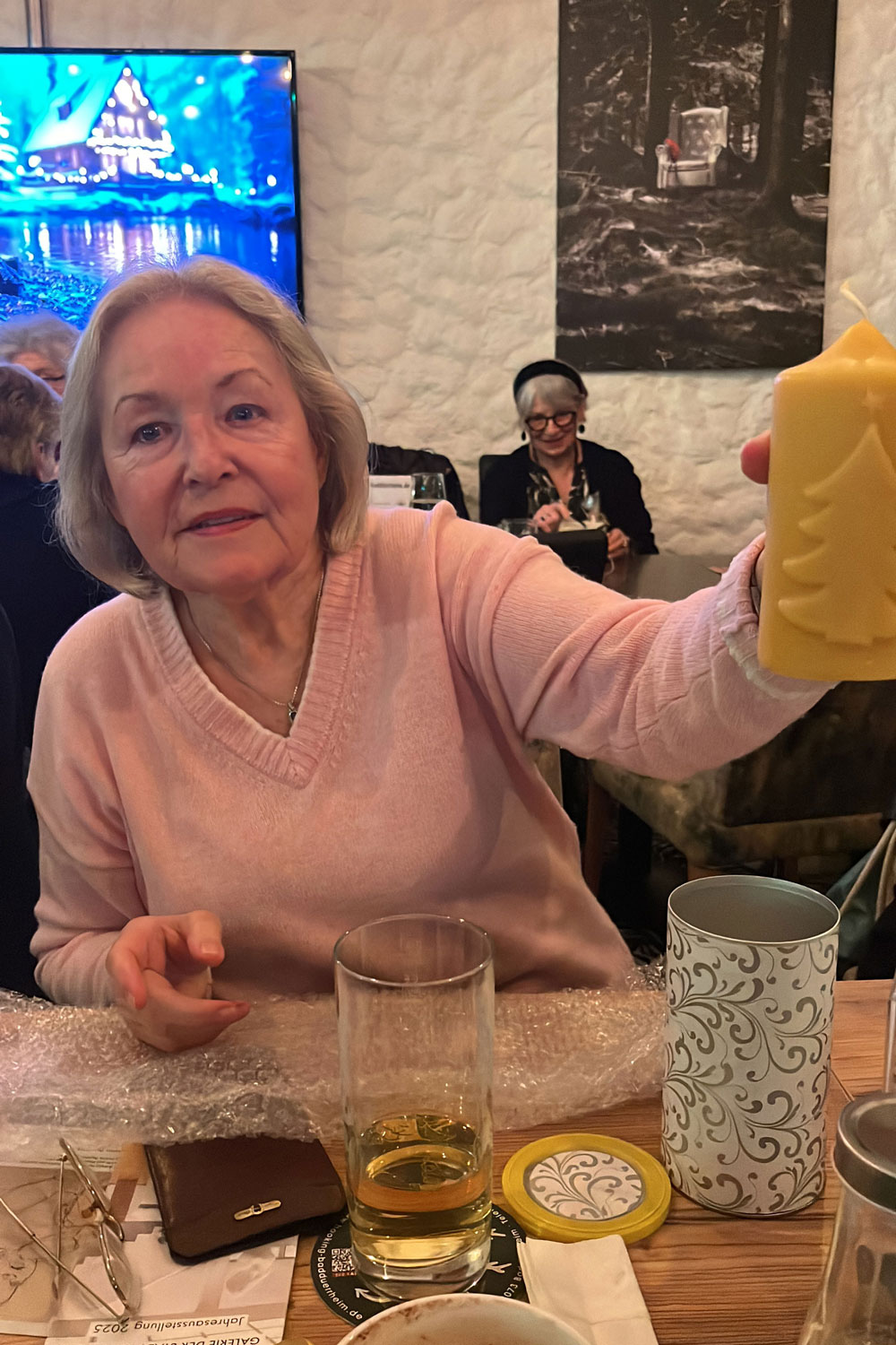 Gerda Bergler zeigt ihr Nikolausgeschenk