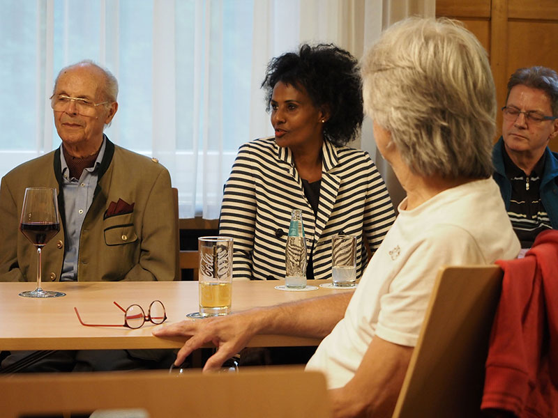 Ariam Berhane mit Egon Dehner u. Andreas Nachbauer im Vordergrund