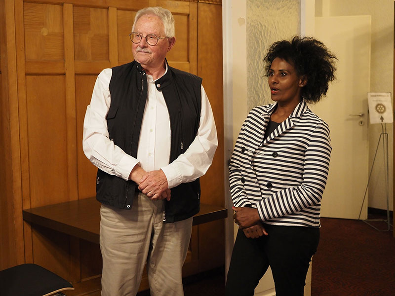 Der neue Schatzmeister (Karl Lotz) und die neue Kunstbeirätin (Ariam Berhane)