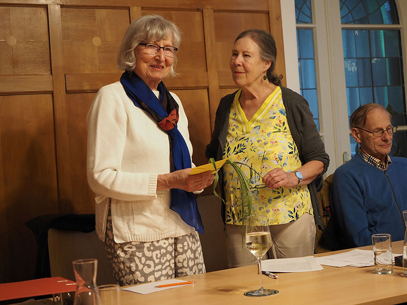 Doris Arenas bei der Übergabe eines Geschenkes an unsere Kunstbeirätin
